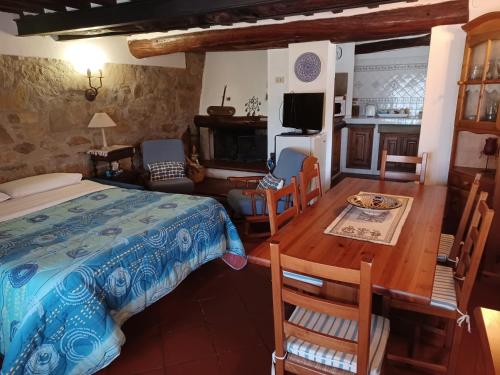 a bedroom with a bed and a table and chairs at LE PIANACCE - Appartamento per vacanze in Castiglione di Garfagnana