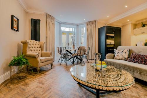 una sala de estar con un sofá y una mesa en Derwent House Apartments, en Scarborough