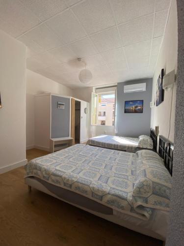 ル・グロー・デュ・ロワにあるHôtel Belle Vue d'Angleterreのベッドルーム1室(ベッド2台、窓付)