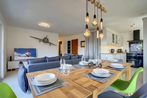 une salle à manger et un salon avec une table et des chaises dans l'établissement Apt. Marmottes -Fabulous 3 bed, 2 bath, sleeps 6, à Saint-Gervais-les-Bains