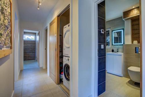 La salle de bains est pourvue d'un lave-linge et d'un sèche-linge. dans l'établissement Apt. Marmottes -Fabulous 3 bed, 2 bath, sleeps 6, à Saint-Gervais-les-Bains