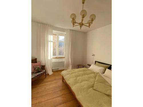Schlafzimmer mit einem Bett und einem Fenster in der Unterkunft annadaly Stadtraumwohnung in Lörrach