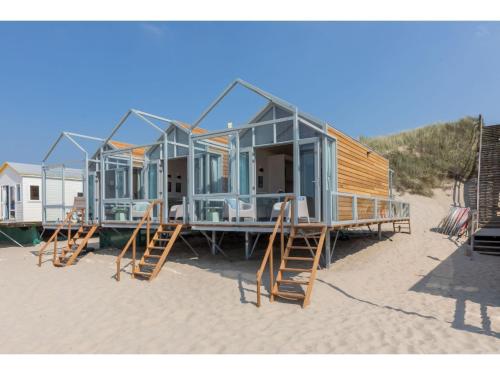 a row of modular homes on a beach at Cottage on the beach of Dishoek in Dishoek