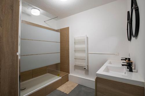 une salle de bain avec un lavabo, une baignoire et une douche dans l'établissement T4 climatisé au pied des rempart avec Parking, à Avignon