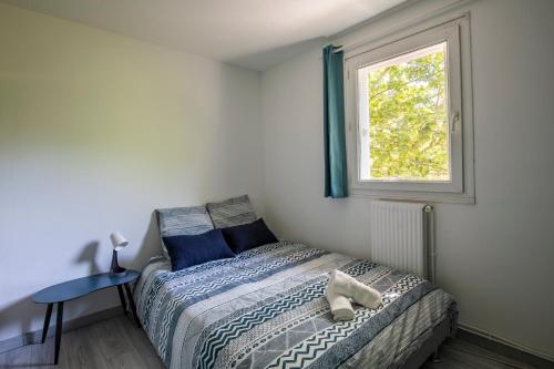 une chambre avec un lit et une fenêtre dans l'établissement T4 climatisé au pied des rempart avec Parking, à Avignon