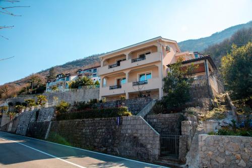 ein Gebäude an der Seite eines Hügels in der Unterkunft La Castagna Apartments in Kotor