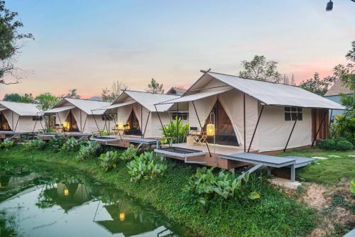uma fila de tendas de luxo num resort em The Tree Riverside Kaeng Krachan em Kaeng Krachan