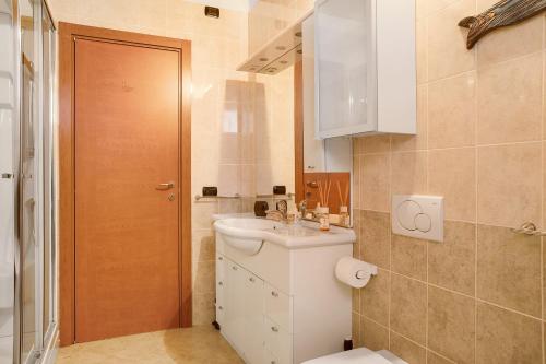a bathroom with a toilet and a sink at Casa Vacanze Il Mandala in Sondrio