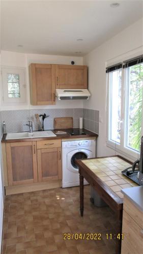 une cuisine avec un évier et une machine à laver dans l'établissement NICE - STUDIO indépendant en VILLA - Mer ville calme jardinet, à Nice