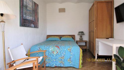 - une chambre avec un lit, une table et une chaise dans l'établissement NICE - STUDIO indépendant en VILLA - Mer ville calme jardinet, à Nice