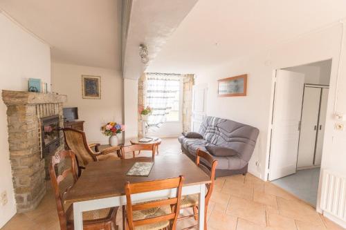 un salon avec une table et un canapé dans l'établissement Appartement dans manoir du 17eme, à Pluherlin