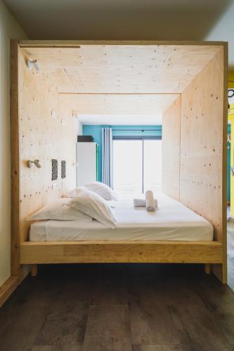 HÔTEL LE TERRE SAINTEにあるベッド