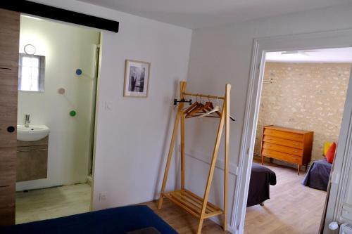 een kamer met een wastafel en een spiegel bij Le Clou in Chauvigny