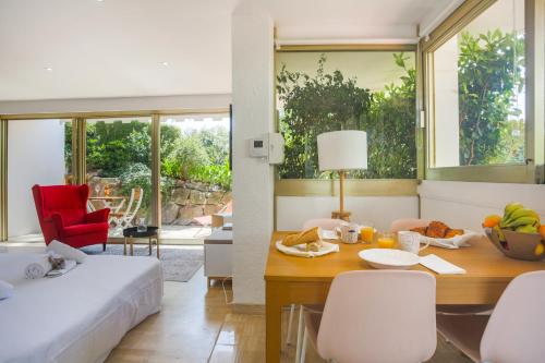 une chambre avec un lit, une table et des chaises dans l'établissement Studio A/C La Californie with patio by Olidesi, à Cannes