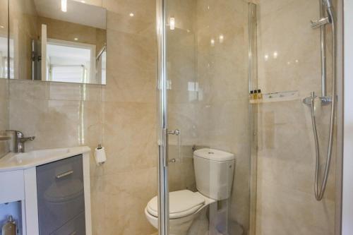 une salle de bain avec une douche, des toilettes et un lavabo dans l'établissement Studio A/C La Californie with patio by Olidesi, à Cannes