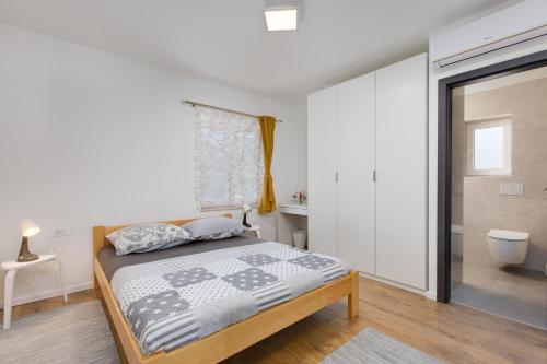 Krevet ili kreveti u jedinici u okviru objekta 3 Bedroom Apartment Ivana with private parking, Punat
