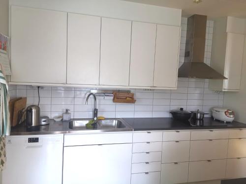 Ett kök eller pentry på An entire floor in a beautiful villa, close to Arlanda Airport