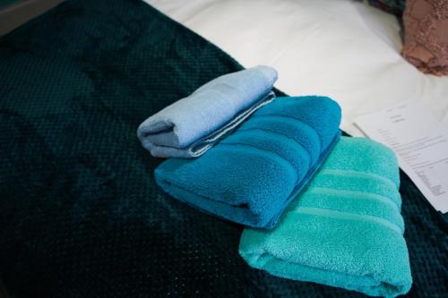 - 2 serviettes bleues assises au-dessus d'un lit dans l'établissement The Art Bank, à Dalbeattie