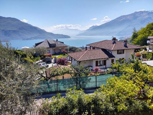 een luchtzicht op een huis met bergen op de achtergrond bij Apartment Cinzia by Interhome in Vercana