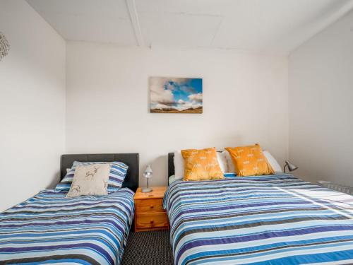 Duas camas sentadas uma ao lado da outra num quarto em Holiday Home Lochness by Interhome em Contin