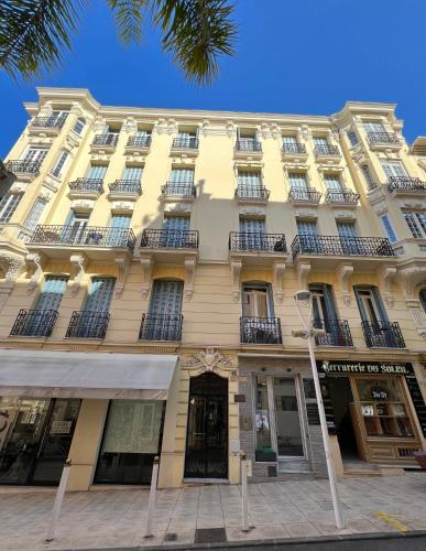 - un bâtiment jaune avec balcon dans une rue dans l'établissement Charming Sunny Apartment across Monte Carlo Casino, à Beausoleil