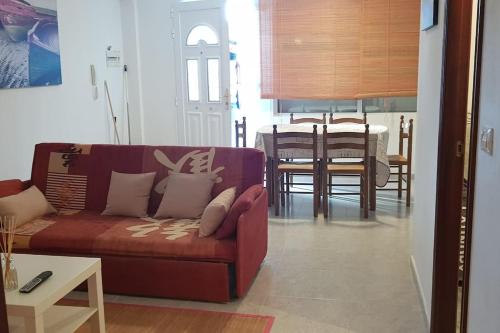 - un salon avec un canapé et une salle à manger dans l'établissement PISO FISTERRA, à Fisterra