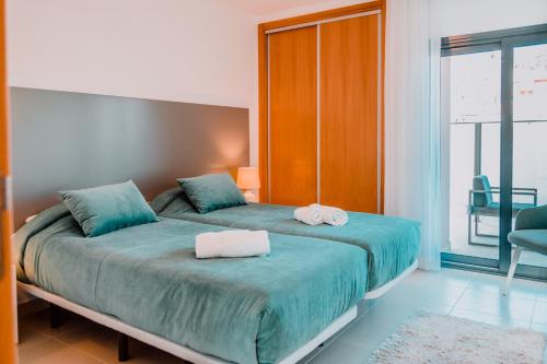 a bedroom with a bed with two towels on it at Casa Edie in Salir do Porto