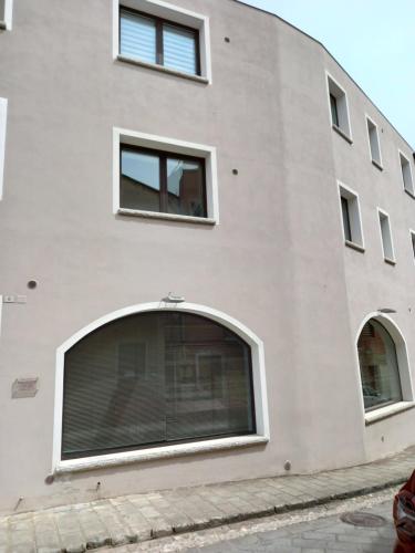 聖安蒂奧科的住宿－Appartamento Monte Granatico 01，一面有大窗户的建筑