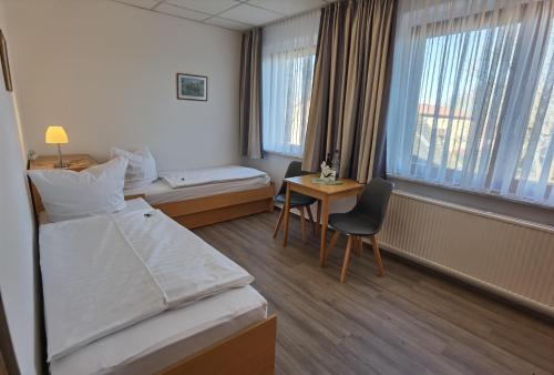 En eller flere senge i et værelse på Pension Boddenblick