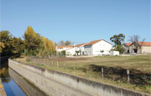 a body of water with houses in the background at Le Jardin in Le Sambuc