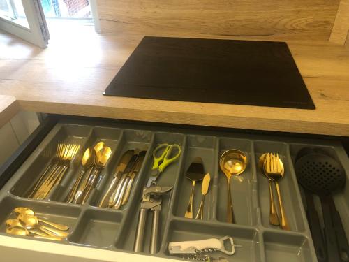 un plateau d'ustensiles dans un tiroir sur un comptoir dans l'établissement Carré or au pied de la Cathédrale, à Strasbourg