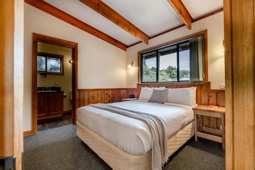 A bed or beds in a room at Freycinet Cottage 1 – Bluestone