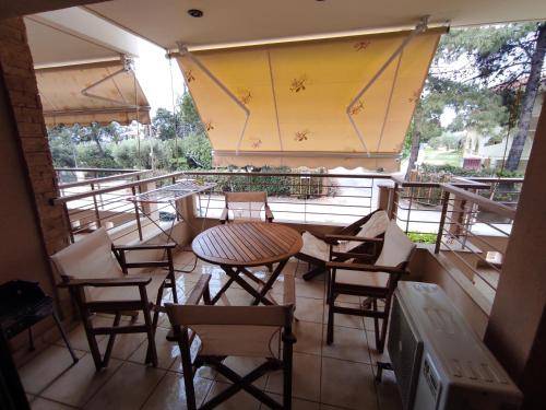 Restaurace v ubytování Μaisonette of 6 persons, 50 meters from the sea