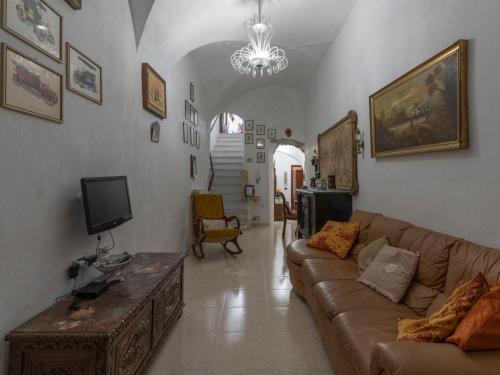 タッジャにあるHoliday Home Casa Gaia by Interhomeのリビングルーム(ソファ、テレビ付)