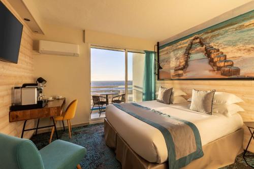 ein Hotelzimmer mit einem Bett und einem großen Fenster in der Unterkunft Best Western Plus Hotel Canet-Plage in Canet-en-Roussillon