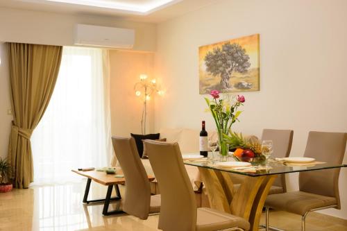 - une salle à manger avec une table et des chaises dans l'établissement Melia deluxe city view apartment, à Agios Nikolaos