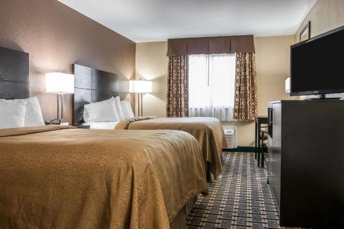 Quality Inn Grand Rapids South-Byron Center في غراند رابيدز: غرفة فندقية بسريرين وتلفزيون بشاشة مسطحة