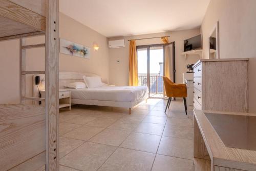 a bedroom with a bed and a kitchen with a window at Osteria A Stalla Sischese & Spa in Sisco