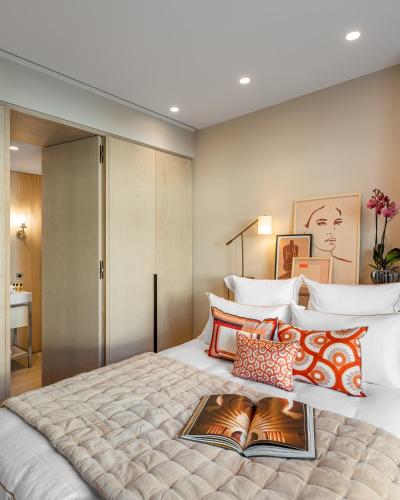 une chambre avec un grand lit avec un livre dessus dans l'établissement Black Door, à Paris