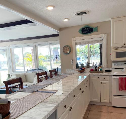 uma cozinha com uma grande bancada num quarto em Sarasota Bay em Bradenton