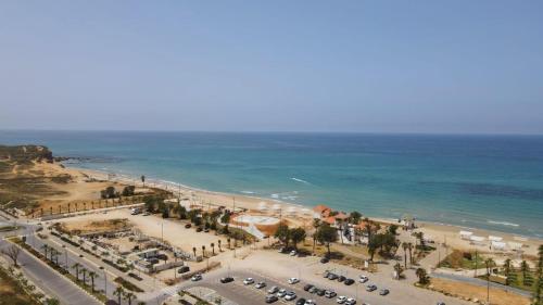 an aerial view of a beach with cars parked at דירה בטורקיז in H̱adera
