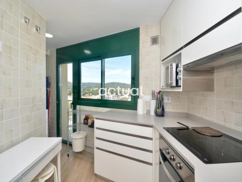 A kitchen or kitchenette at Super Beach 10H