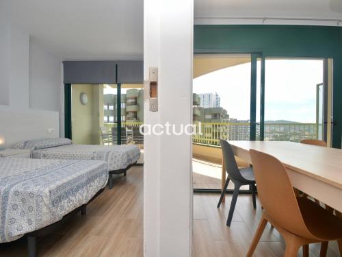 A bed or beds in a room at Super Beach 10H