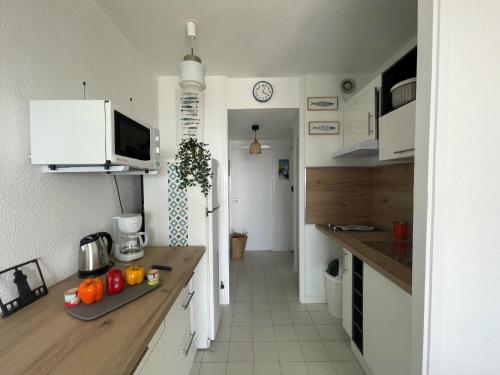 Kjøkken eller kjøkkenkrok på Studio Les Terrasses de la Mer-9 by Interhome