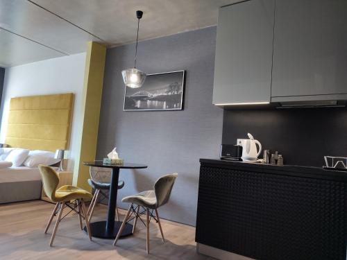 Kuchyňa alebo kuchynka v ubytovaní OPÁL Residence Apartman