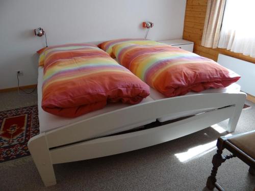 Tempat tidur dalam kamar di Apartment Chalet Bergblick by Interhome