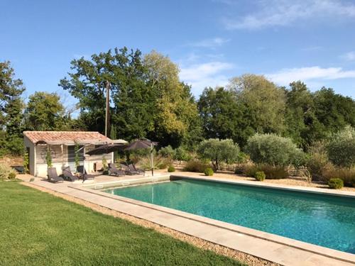 a swimming pool in a yard with a gazebo at Villa charmante Beaumes-de-Venise in Beaumes-de-Venise