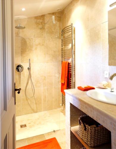 une salle de bain avec douche et lavabo dans l'établissement Villa charmante Beaumes-de-Venise, à Beaumes-de-Venise