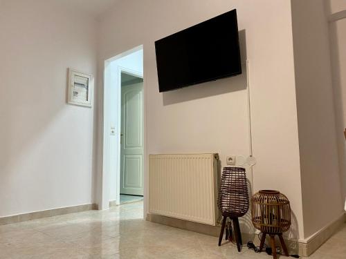Spacious Stay in Town, with Balcony - El Greco Apartments No 3