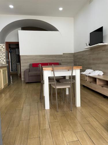 ナポリにあるIl Decumano Superioreのダイニングルーム(テーブル、椅子、ソファ付)